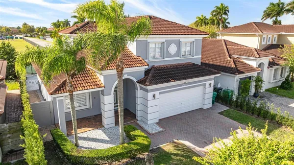 a view of a house with a yard