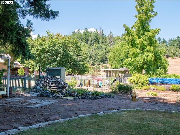 589 Lockwood Road Roseburg, OR 97471 - Photo 12 of 32 a front view of a house with garden