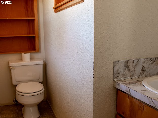 589 Lockwood Road Roseburg, OR 97471 - Photo 17 of 32 a bathroom with a granite countertop toilet and a sink