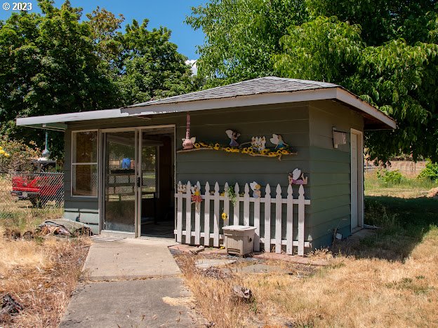 589 Lockwood Road Roseburg, OR 97471 - Photo 21 of 32 a front view of a house