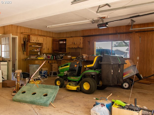 589 Lockwood Road Roseburg, OR 97471 - Photo 23 of 32 a view of a room with gym equipment