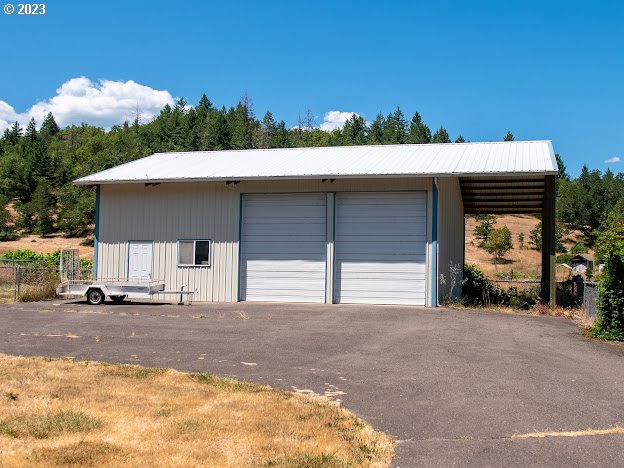 589 Lockwood Road Roseburg, OR 97471 - Photo 27 of 32 a front view of a house with a yard and garage
