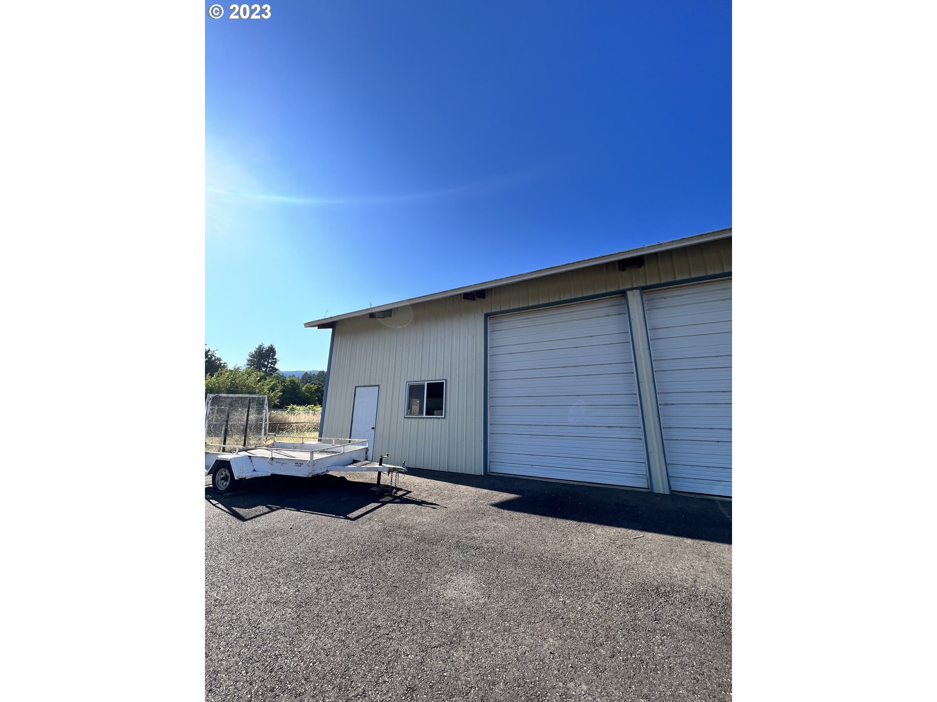 589 Lockwood Road Roseburg, OR 97471 - Photo 29 of 32 a backyard of a house with garage