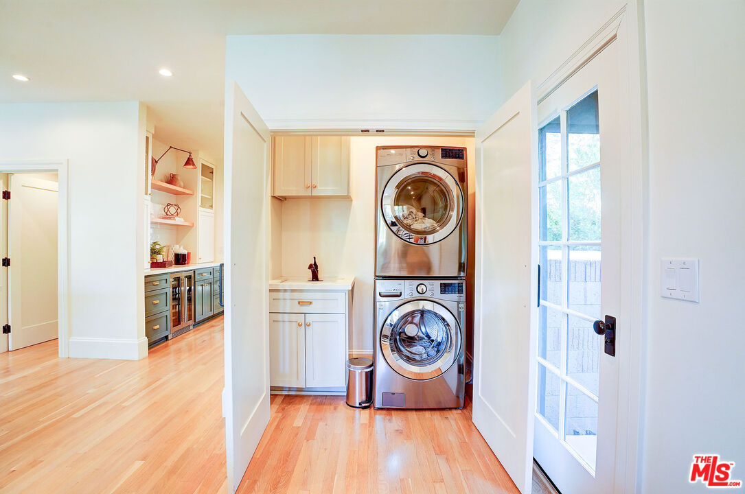 1944 Virginia Road Los Angeles, CA 90016 - Photo 16 of 36 a view of a kitchen with washer and dryer