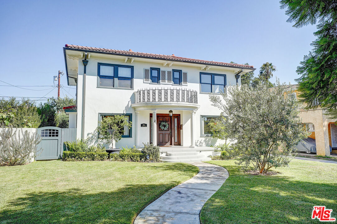 1944 Virginia Road Los Angeles, CA 90016 - Photo 23 of 36 a front view of a house with a yard