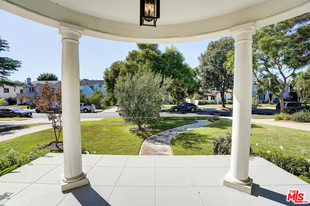 1944 Virginia Road Los Angeles, CA 90016 - Photo 3 of 36 a view of a yard with an outdoor seating