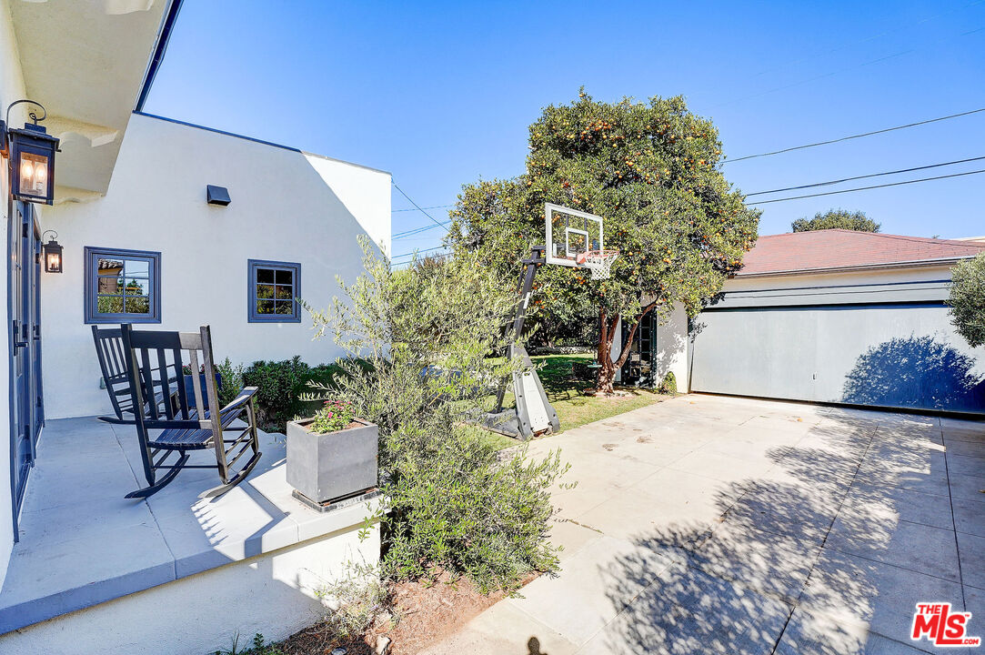 1944 Virginia Road Los Angeles, CA 90016 - Photo 31 of 36 a view of a backyard with sitting area