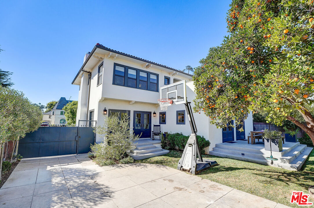 1944 Virginia Road Los Angeles, CA 90016 - Photo 32 of 36 a front view of a house with garden