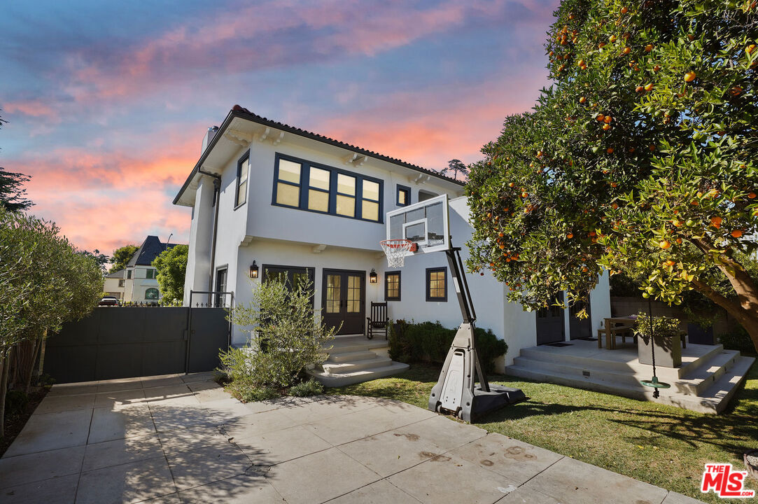 1944 Virginia Road Los Angeles, CA 90016 - Photo 33 of 36 a front view of a house with garden