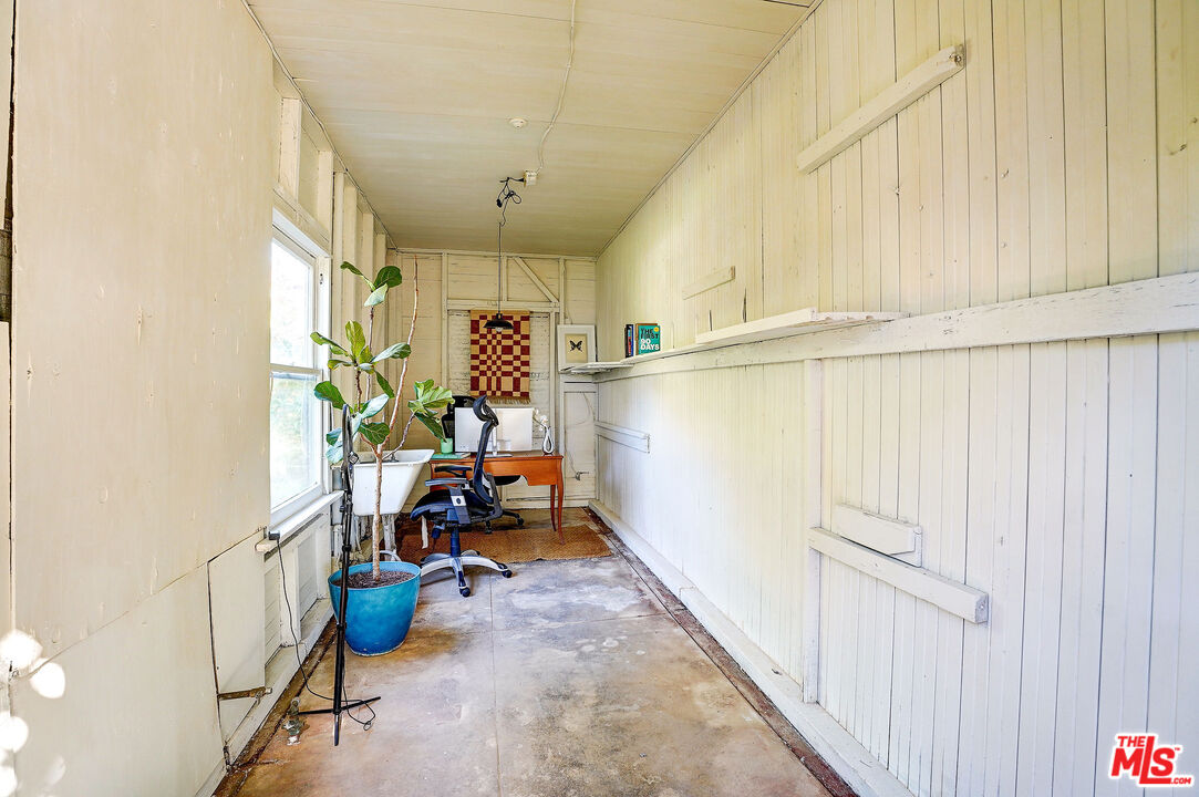 1944 Virginia Road Los Angeles, CA 90016 - Photo 34 of 36 a very nice looking room with many windows
