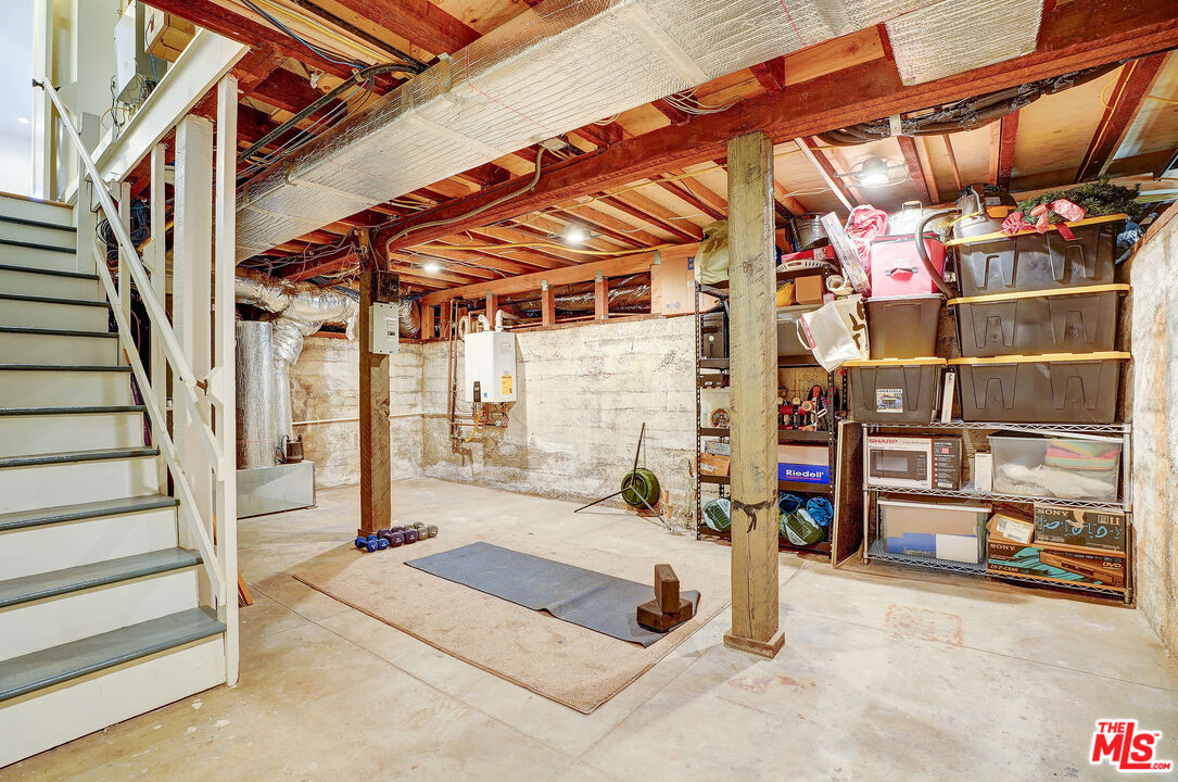 1944 Virginia Road Los Angeles, CA 90016 - Photo 35 of 36 a outdoor space with balcony and furniture