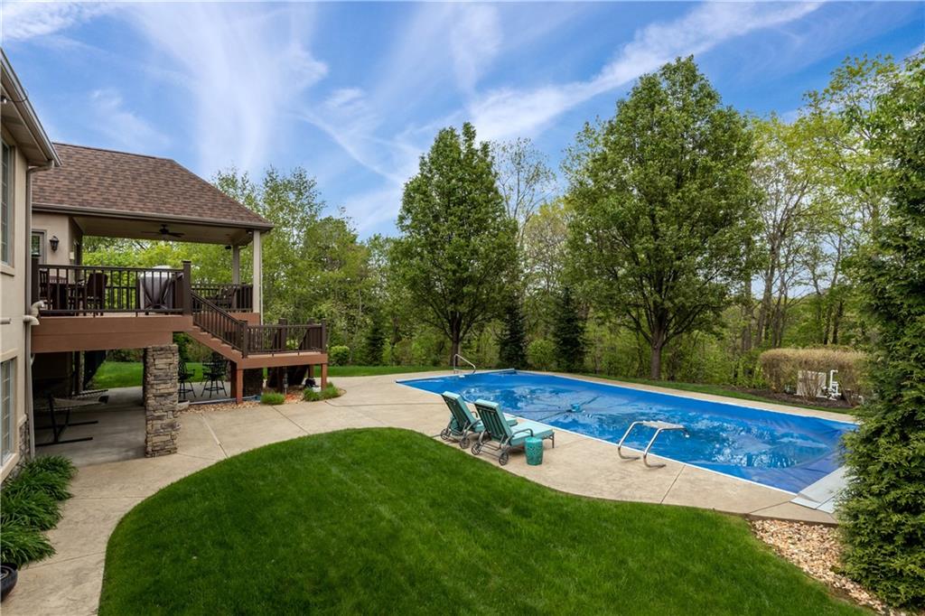 227 Lakeview Drive Coraopolis, PA 15108 - Photo 2 of 25