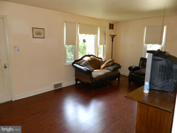 410 Yale Road Haddonfield, NJ 08033 - Photo 5 of 22 Living Room
