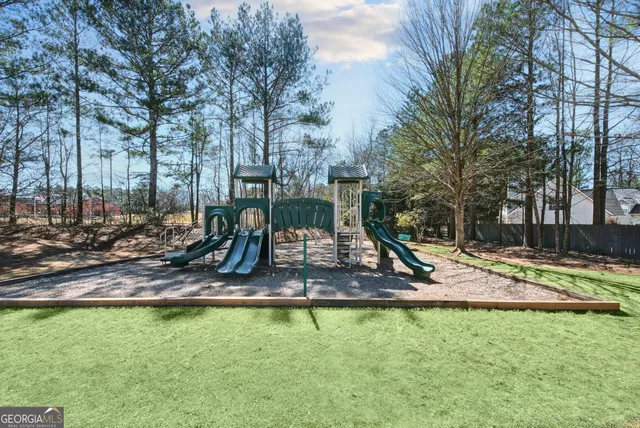 a view of a backyard with fountain