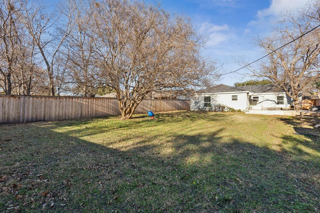1237 Fuller Drive Dallas, TX 75218 - Photo 21 of 24 Huge backyard