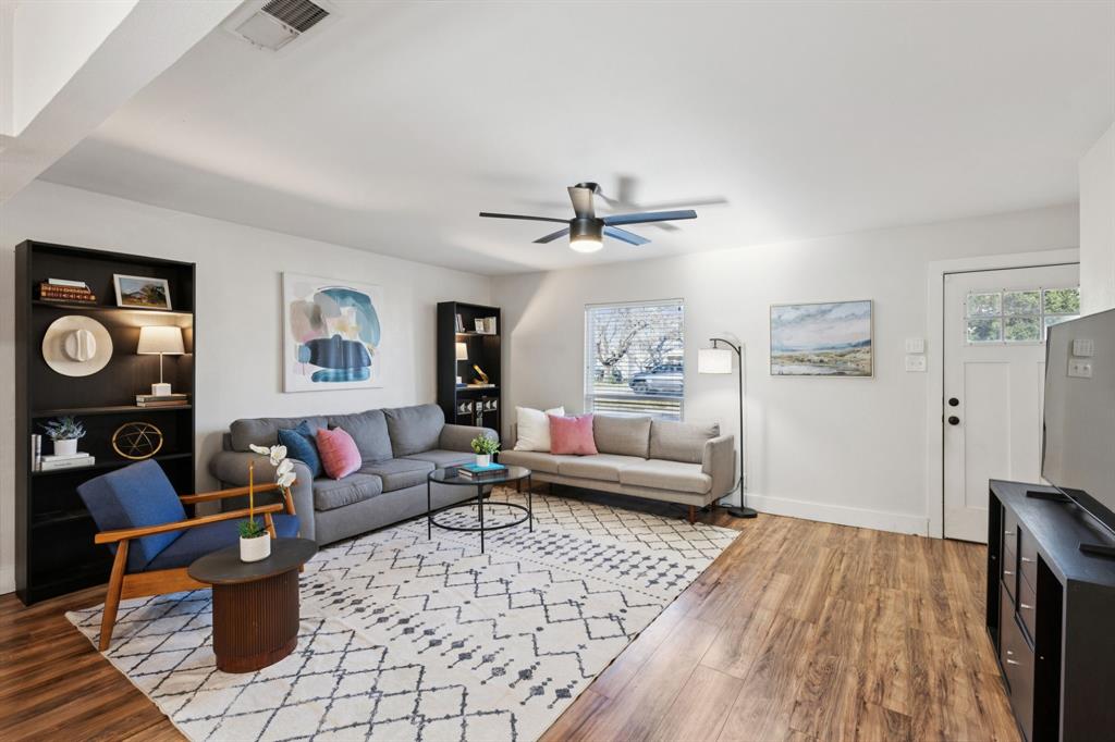 1237 Fuller Drive Dallas, TX 75218 - Photo 3 of 24 Living area