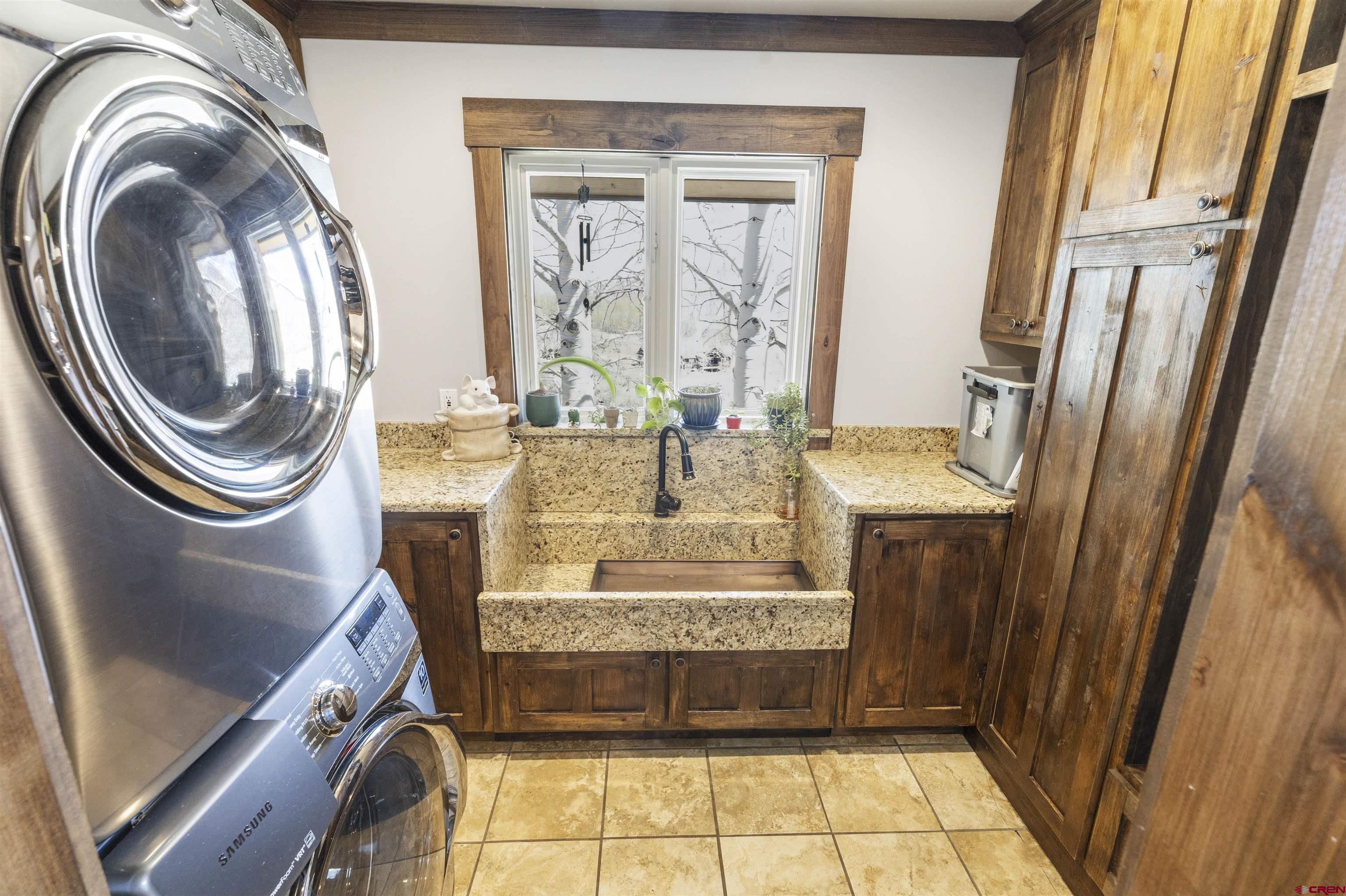 684 Falcon Way Montrose, CO 81403 - Photo 29 of 43 a view of living room with washer and dryer