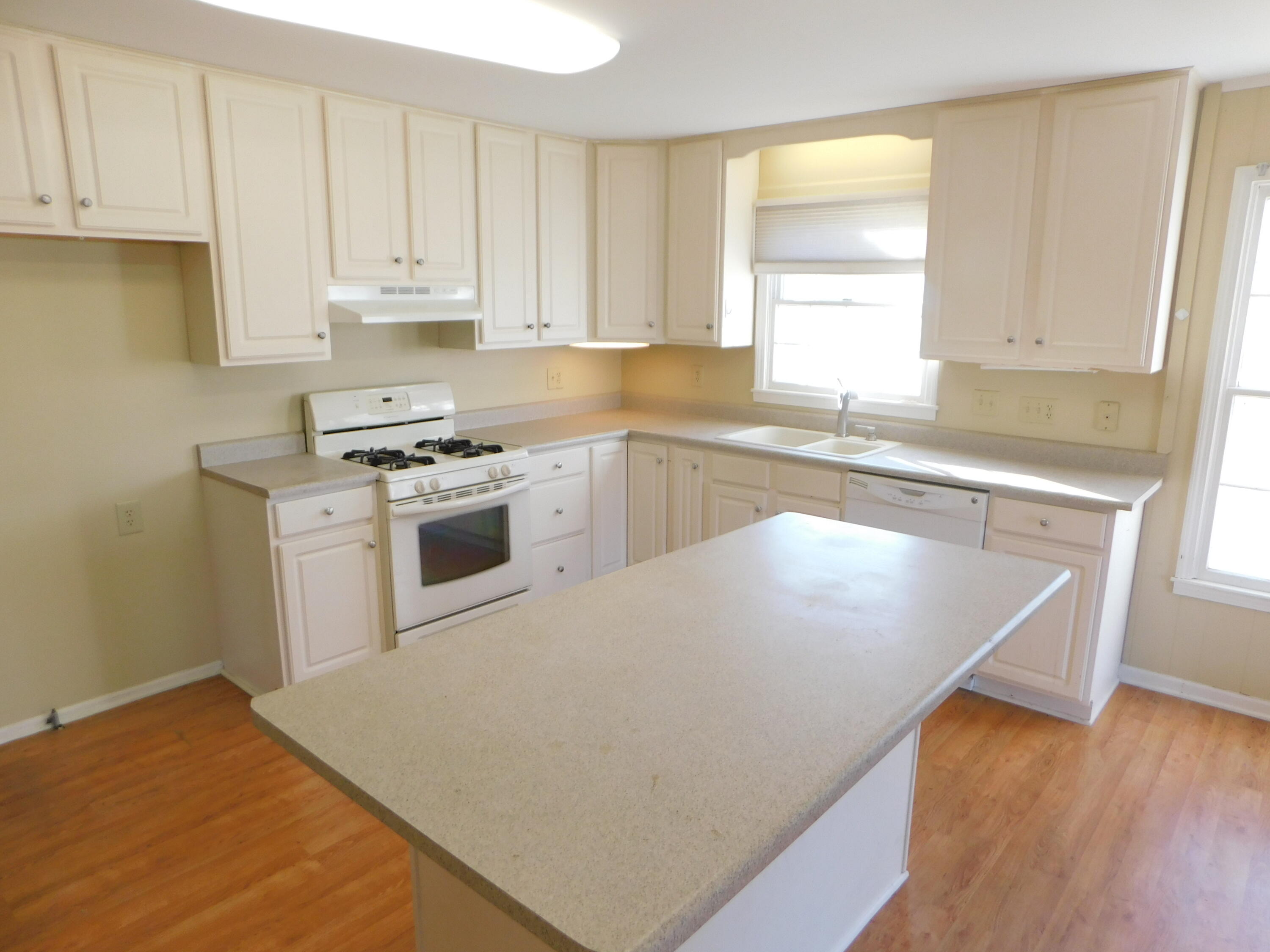 404 West Edgar Bergen Boulevard Decatur, MI 49045 - Photo 2 of 16 kitchen
