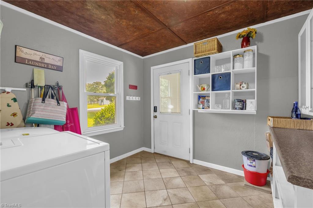 8194 Brotherstwo Road Colfax, NC 27235 - Photo 29 of 47 Laundry/Mud Room