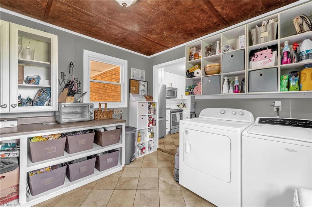 8194 Brotherstwo Road Colfax, NC 27235 - Photo 30 of 47 Laundry/Mud Room