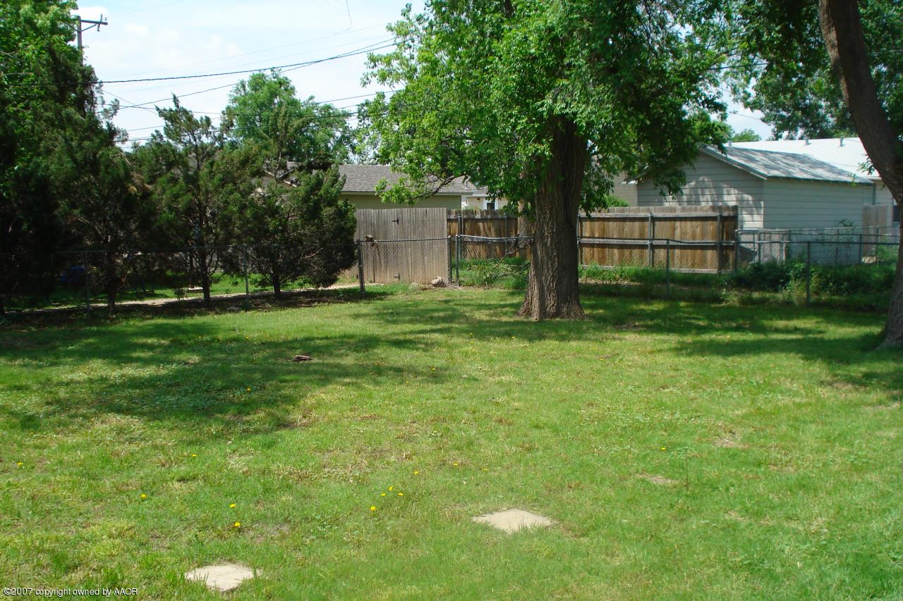 4202 Cline Road Amarillo, TX 79110 - Photo 5 of 7 a garden with trees in front of it