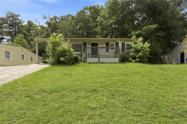 a view of a house with a yard