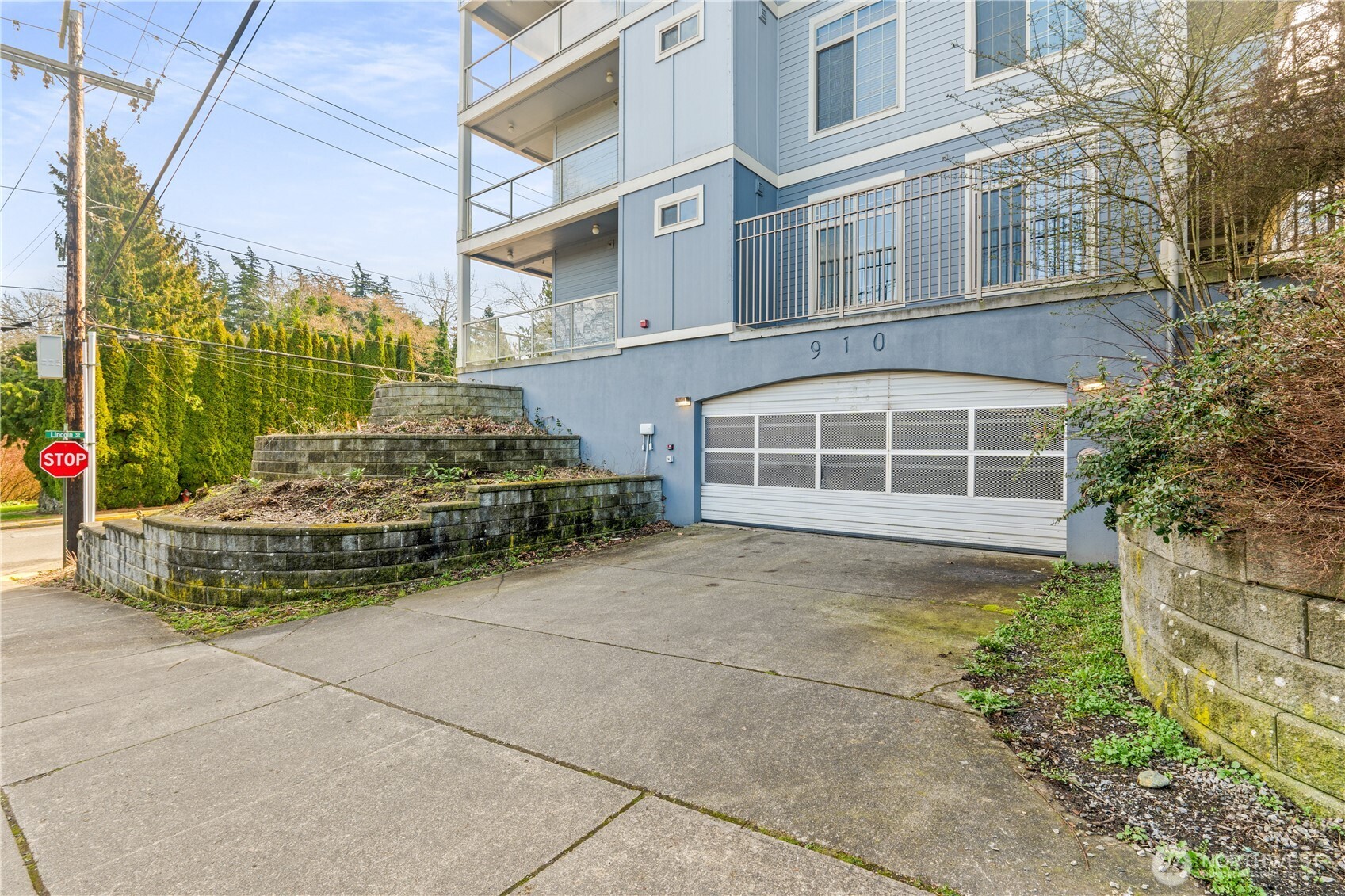910 Gladstone Street, Unit 103 Bellingham, WA 98229 - Photo 28 of 28 a house view with a garden space
