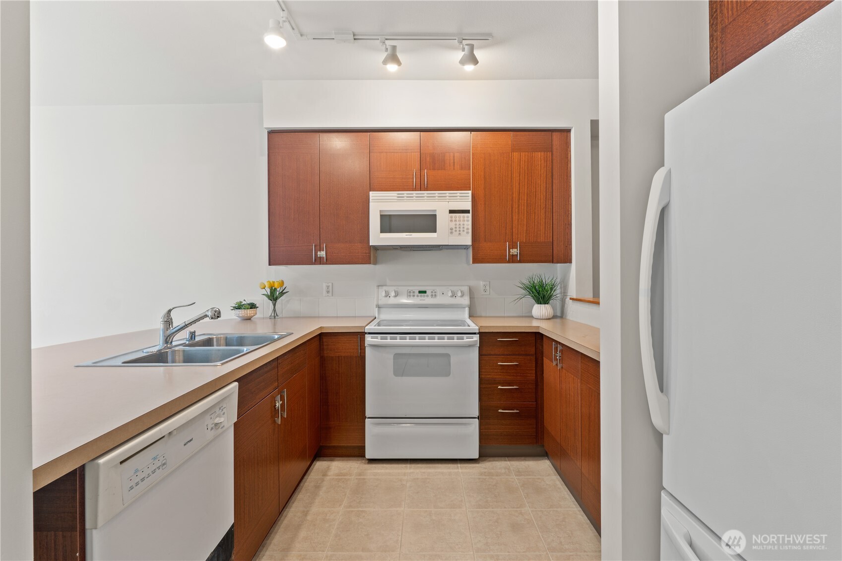 910 Gladstone Street, Unit 103 Bellingham, WA 98229 - Photo 10 of 28 a kitchen with a sink stove and cabinets