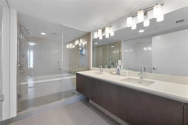 a view of a livingroom with furniture and a ceiling fan