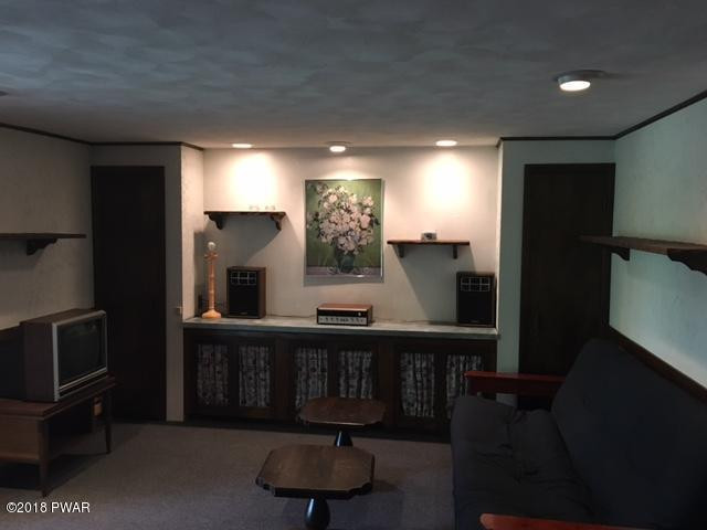 112 Colonia Road Milford, PA 18337 - Photo 9 of 16 Family Room