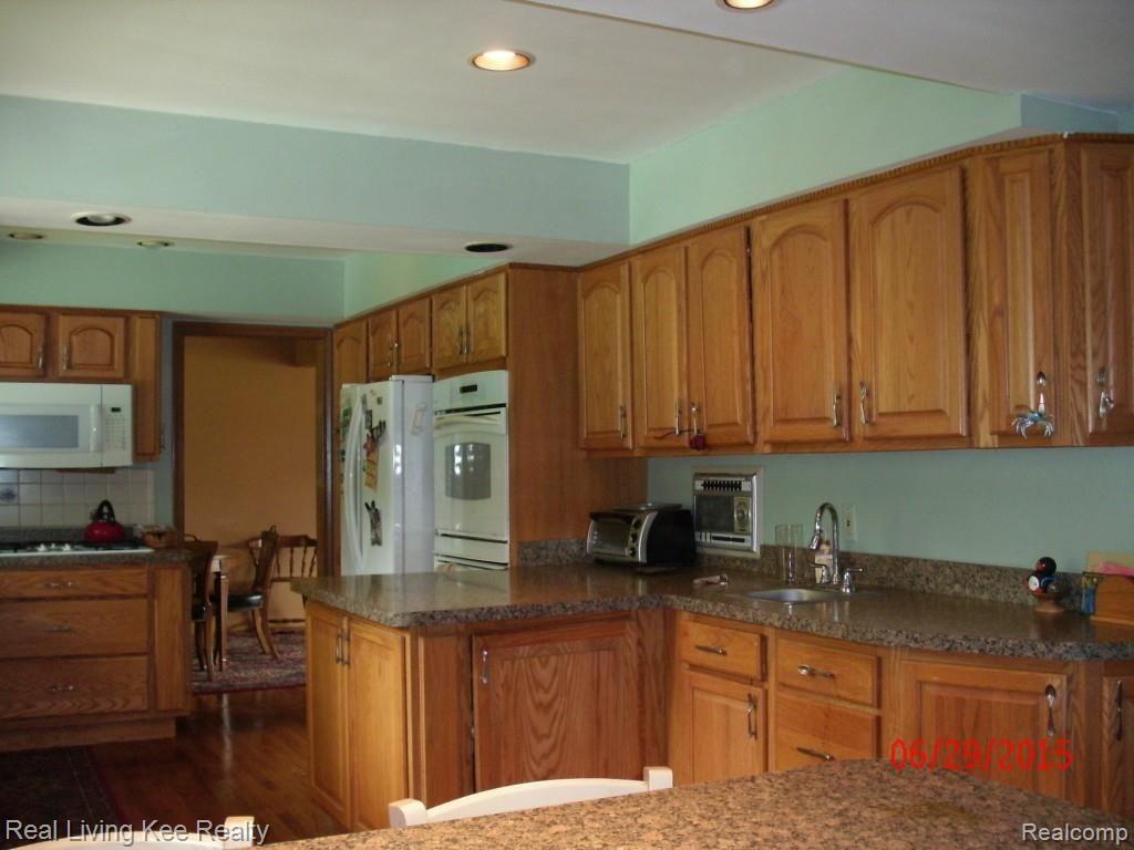 5754 Kennebunk Drive Rochester, MI 48306 - Photo 14 of 28 Kitchen 3.jpg