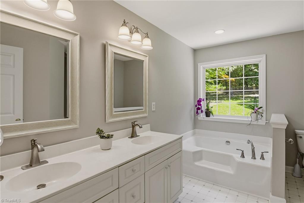 3955 Firestone Road Kernersville, NC 27284 - Photo 23 of 45 Primary En Suite Bathroom
