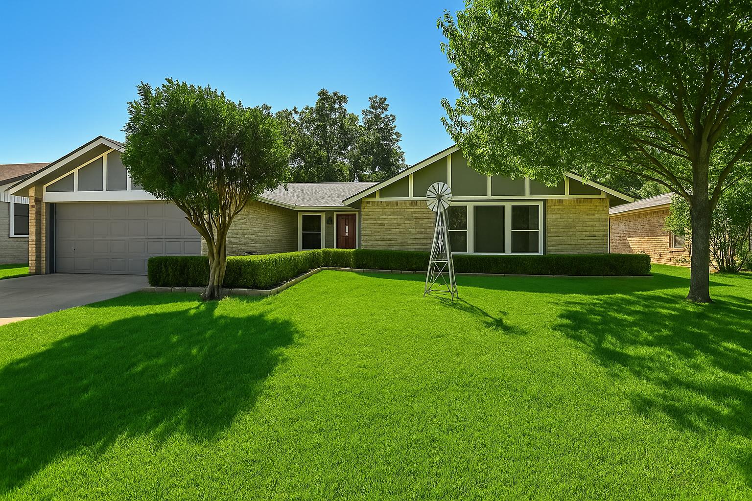 This South Round Rock residence puts you right where the action is, close to everything that makes Round Rock such a desirable place to live.  Virtually enhanced lawn.