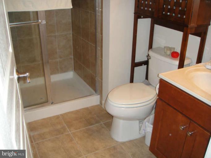 3405 Kemper Road Arlington, VA 22206 - Photo 12 of 30 a bathroom with a toilet and a shower