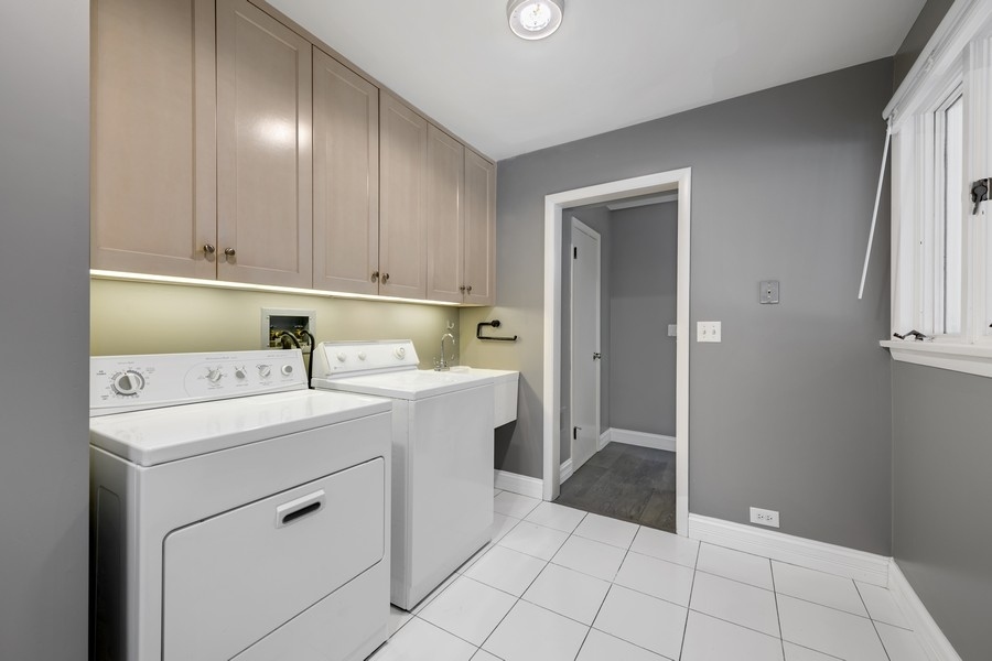 643 Robin Lane Glencoe, IL 60022 - Photo 14 of 32 a utility room with cabinets washer and dryer