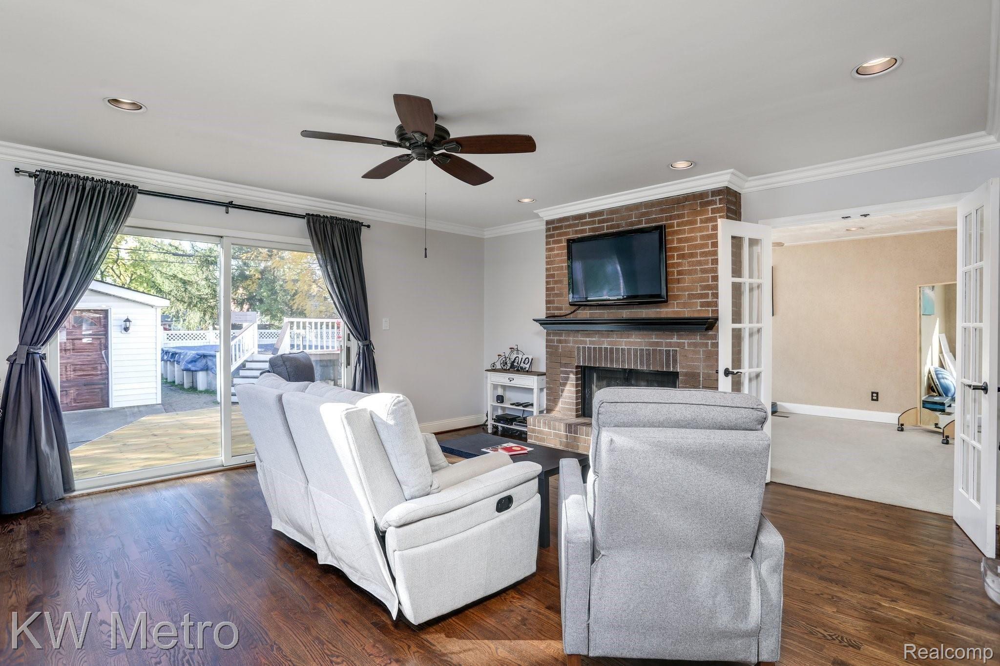 1527 Eaton Road Berkley, MI 48072 - Photo 12 of 36 This family room has room for the entire family!