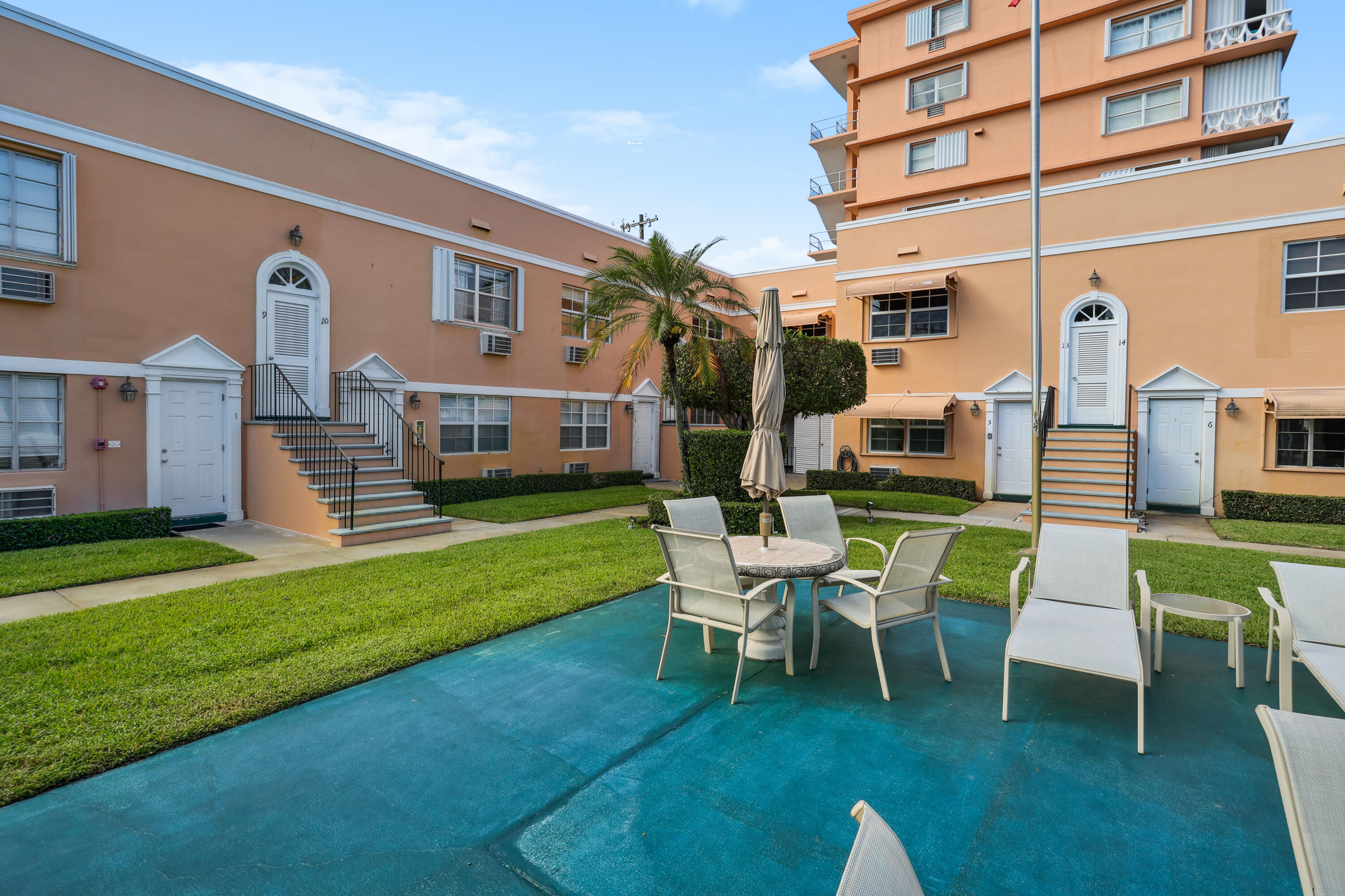 31 South Golfview Road, Unit 13 Lake Worth Beach, FL 33460 - Photo 2 of 32 0E2A5837