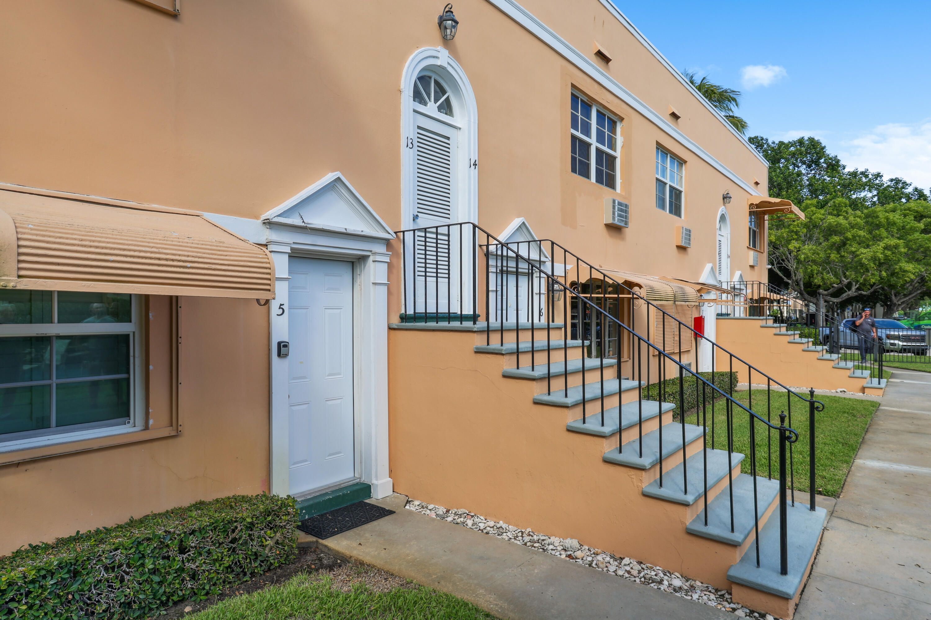 31 South Golfview Road, Unit 13 Lake Worth Beach, FL 33460 - Photo 3 of 32 0E2A5842