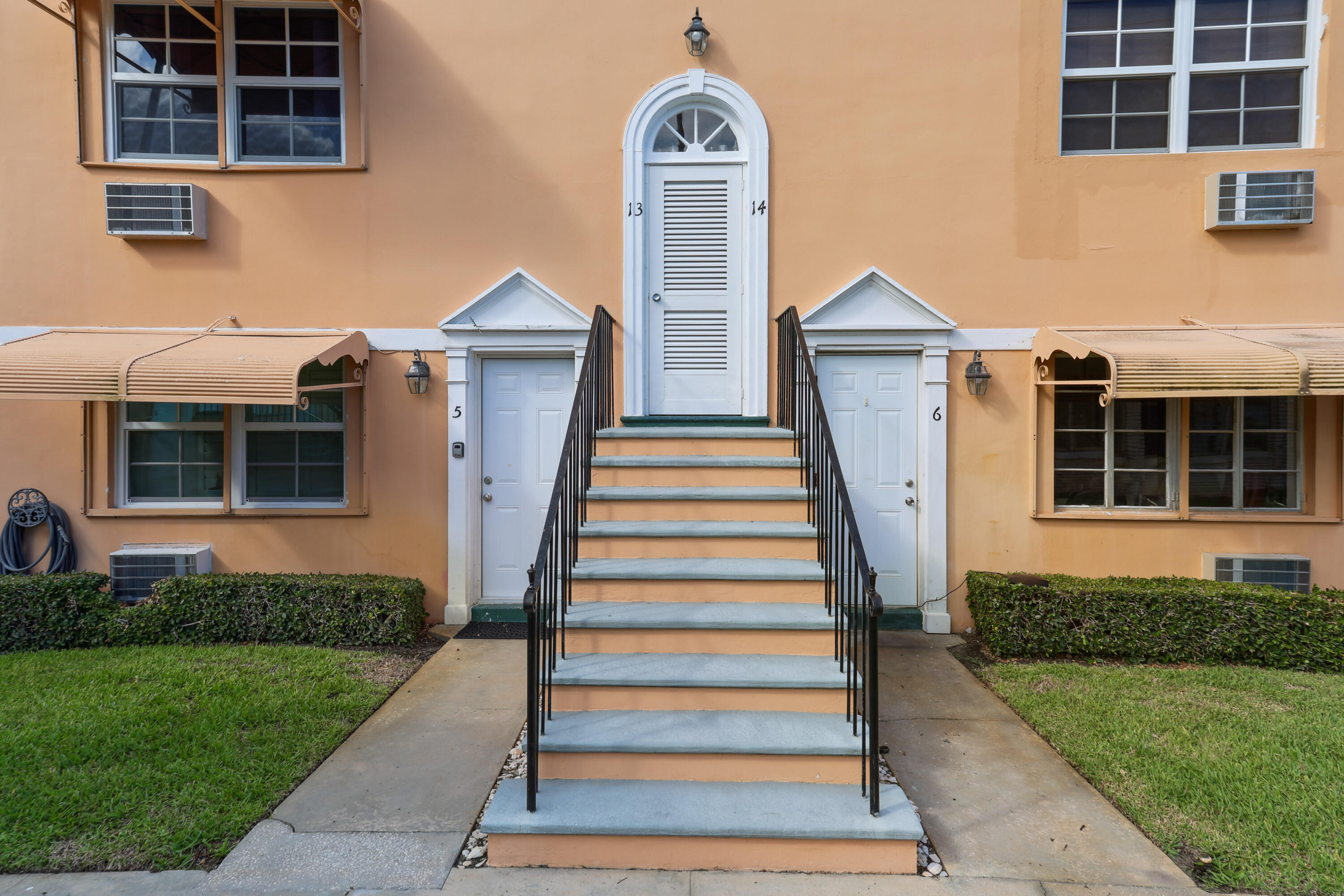31 South Golfview Road, Unit 13 Lake Worth Beach, FL 33460 - Photo 4 of 32 0E2A5847