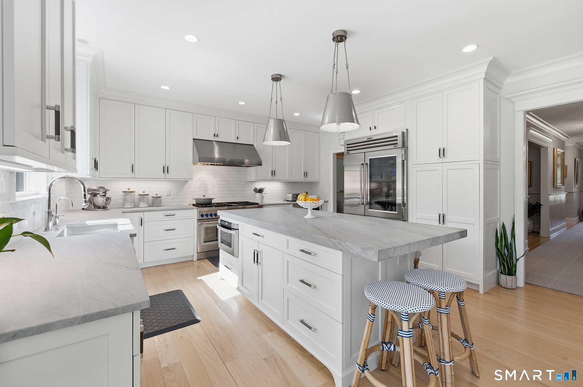 263 Peaceable Street Ridgefield, CT 06877 - Photo 6 of 40 Light filled chef's kitchen with high end appliances