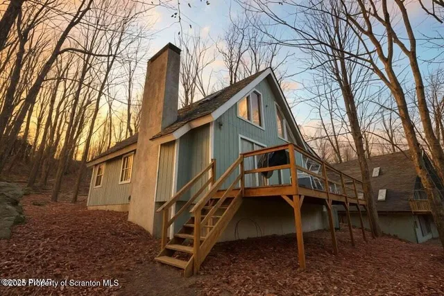 a view of a yard with a house