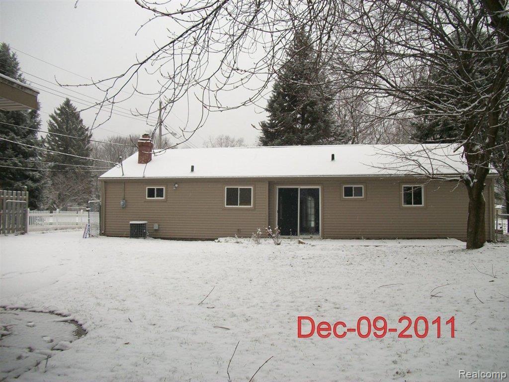 2044 Henbert Road West Bloomfield, MI 48324 - Photo 2 of 5 100_2922.jpg