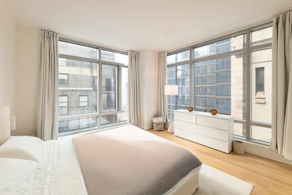 $1,295,000 | 18 West 48th Street, Unit 18E | Midtown Central