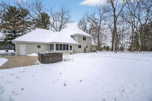 $565,000 | N3560 Oakwood Pass, New London, WI 54961