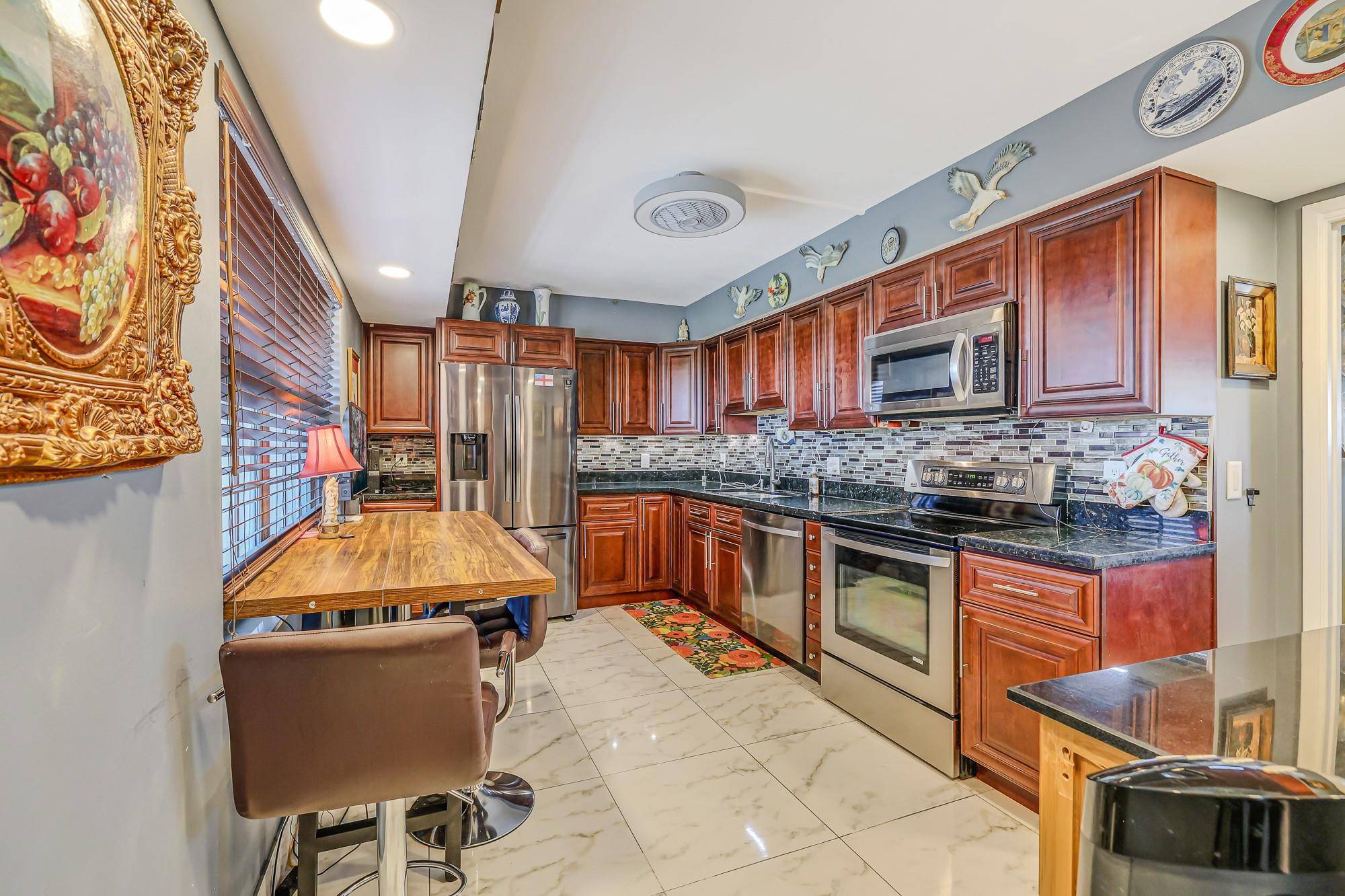 3520 Oaks Way, Unit 809 Pompano Beach, FL 33069 - Photo 11 of 39 Modern kitchen