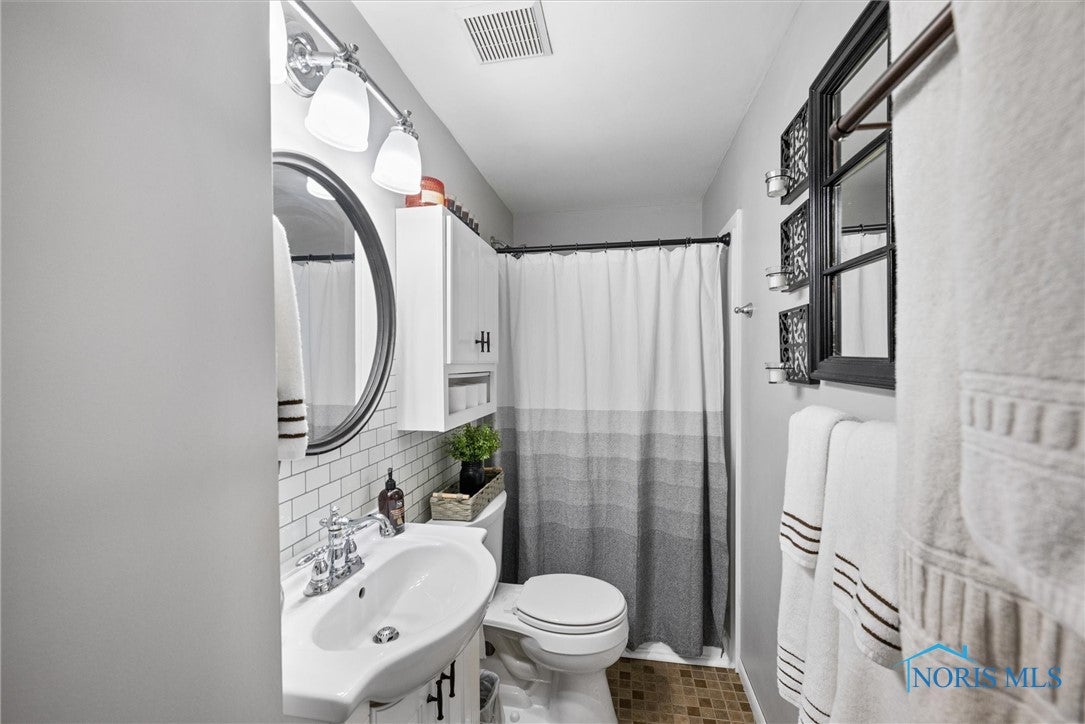 5453 Brook Point Road Toledo, OH 43611 - Photo 18 of 32 Master Bathroom