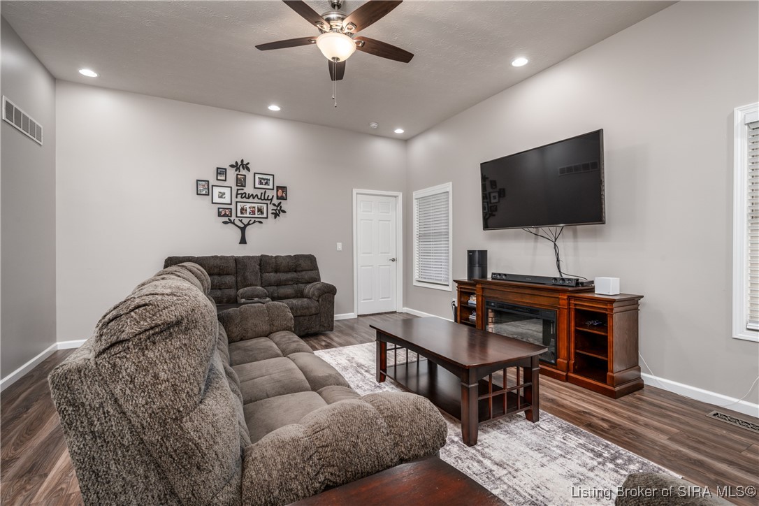 424 Pine Dr Circle Henryville, IN 47126 - Photo 5 of 41