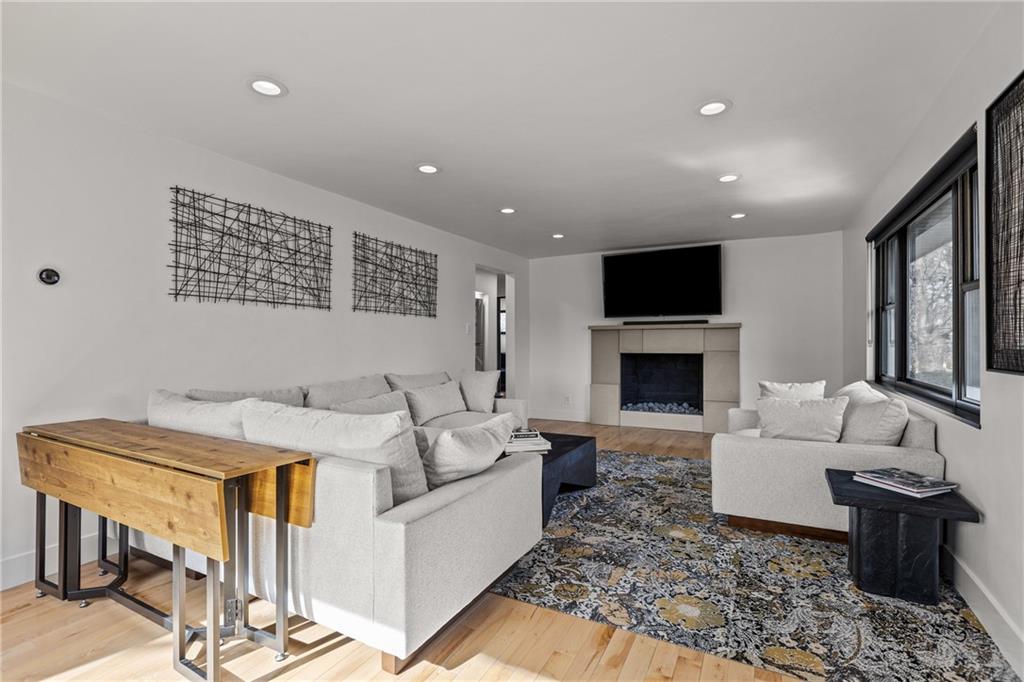 8 Robin Road McKees Rocks, PA 15136 - Photo 4 of 50 Gallery Image 4