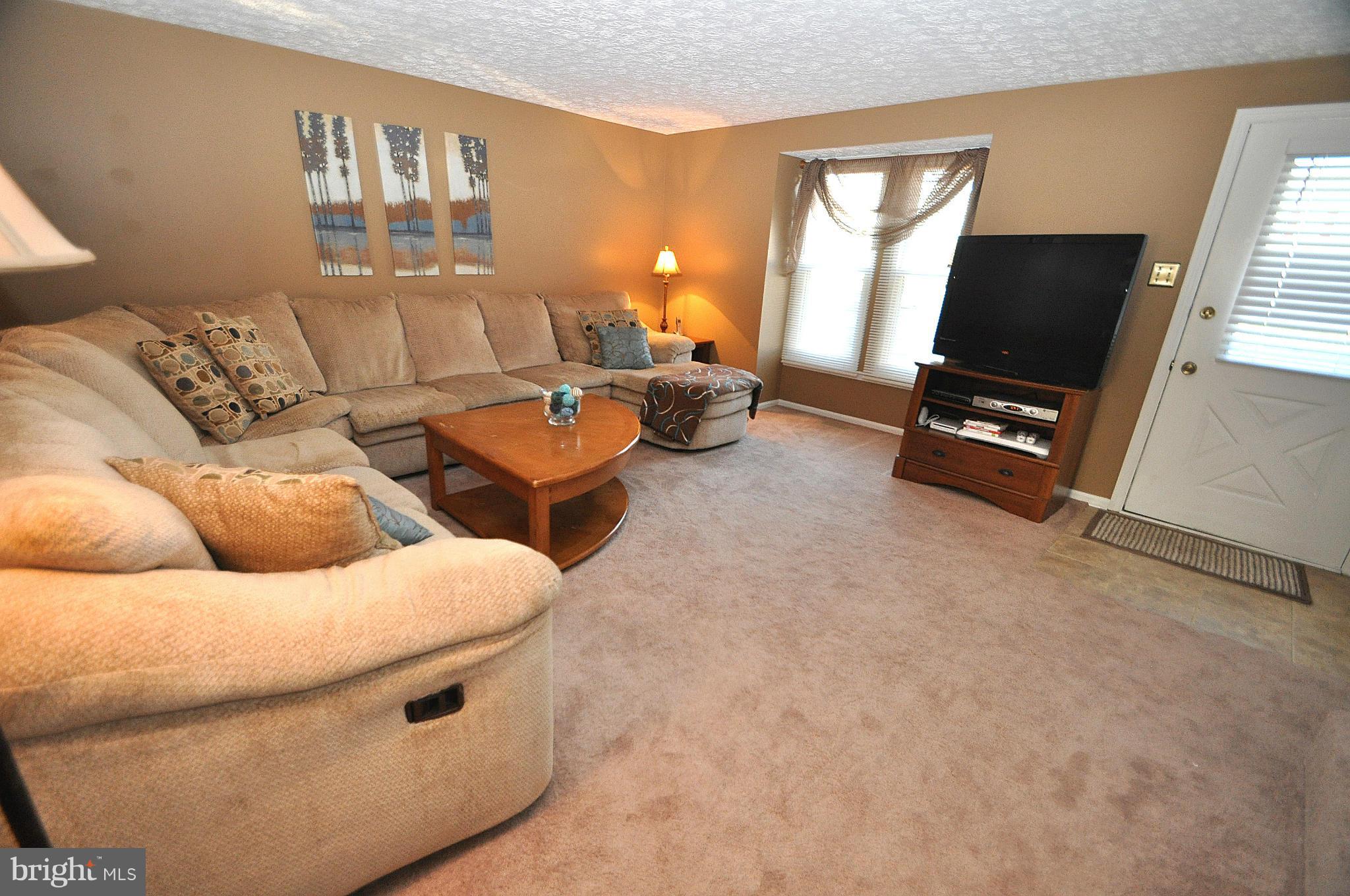 10 Greenleaf Road Baltimore, MD 21234 - Photo 4 of 30 Living Room