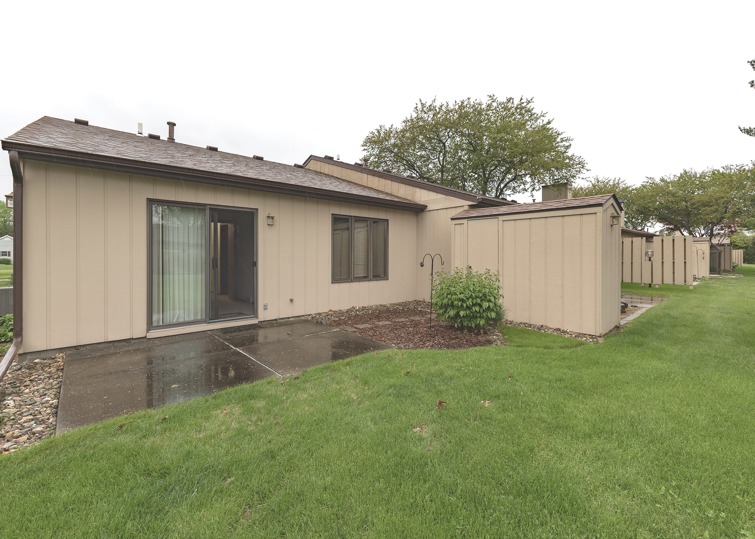 4237 26th Avenue, Unit 1 Moline, IL 61265 - Photo 4 of 18 a view of backyard of house with green space